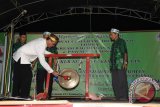 Barabai, 14/8 - FESTIVAL BAGARAKAN SAHUR - Sekda Hulu Sungai Tengah Sekretaris Daerah (HST) H.IBG Dharma Putra memukul gong tanda dimulainya festival bagarakan sahur dan Pawai tanglong dalam rangka mengaplikasikan indahnya bulan suci Ramadhan yang diadakan Dinas Pariwisata, Pemuda dan Olahraga  Kabupaten Hulu Sungai Tengah bertempat dihalaman Gedung Murakata Barabai. Jumâ€™at malam (10/8).(Foto ANTARA/fathur/humas/D