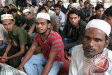 Puluhan pengungsi Muslim Rohingya berada di tempat penampungan, di Medan, Sumut, Senin (6/8). Mereka berharap aksi kekerasan yang dialami etnis muslim Rohingya di Myanmar segera dihentikan. FOTO ANTARA/Irsan Mulyadi/ss/ama/12 