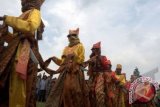 Penari dari Sanggar Seni Setiwang menampilkan tarian sekura betik (baik) karya koreografer Nyoman Mulyawan, di Liwa, Lampung Barat, Lampung, Minggu (26/8). Pesta budaya sekura ialah ungkapan rasa syukur, sukacita, renungan terhadap sikap dan tingkah laku yang dilakukan massal oleh masyarakat setempat dalam merayakan Idul Fitri. FOTO ANTARA/Gatot Arifianto/pd/12. 