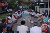 Banjarmasin,18/8 - BUKBER - Beginilah gaya warga Gang Permata I, Jalan Laksana Intan Kelayan Selatan melakukan buka bersama guna meningkatkan silaturahmi antar warga, yakni berada di alam terbuka, bukber di alam terbuka tersebut sekaligus mengakhiri bulan Ramadhan tahun ini, (Foto ANTARA/Hasan Z./C) 