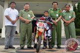 Paringin, 27/8 - CROSSER CILIK BALANGAN - Crosser cilik dari Balangan, Adieta Herianoor atau biasa dipanggil Adidot, siswa Kelas 5 SDN Buntu Karau, berfoto bersama Wakil Bupati Balangan, Ansharuddin dan Sekda Balangan, Riduan Darlan. Adidot tercatat pernah mengikuti Kejurnas IRC International Motocross Kelas SE 65 CC dan berhasil menduduki Posisi kedua di kelasemen sementara pada 3 seri dari 7 Seri yang di ikuti. Pada Kejurnas di Rantau, ia meraih Juara I Kelas SE 65cc dan Juara II Kelas Mini Trail. Rencananya, ia juga akan mengikuti Powercross Internasional 5 seri dan saat ini tengah mengikuti pendidikan di sekolah pembalap motorcross IAMA Jogjakarta dibawah bimbingan pembalap nasional Indonesia, Irwan Ardiansyah di Jogjakarta. Foto: ANTARA/Rusmanadi