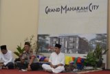 Samarinda (ANTARA News Kaltim) - Kepala Satuan Pengamanan Objek Vital Polresta Samarinda, Komisaris Mustakim, ketika menjadi pembicara pada Dialog "Pelangi Ramadhan" yang dilaksanakan menjelang berbuka puasa di Club House Grand Mahakam City, Samarinda, Selasa (7/8). Kasat Obvit Polresta Samarinda meminta peran masyarakat membantu kepolisian untuk menciptakan kamtibmas yang kondusif khususnya selama bulan suci Ramadhan 1433 Hijriah. (Amirullah/ANTARA) 