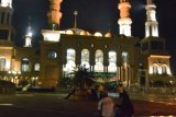 Samarinda (ANTARA News Kaltim) - Sejumlah warga tengah bersantai di halaman Islamic Center pada malam takbiran menyambut Idul Fitri di Masjid Islamic Center Samarinda, Sabtu malam (18/8). Pemerintah Kota Samarinda, memusatkan pelaksanaan takbiran di Masjid Islamic center dan melarang warga melakukan konvoi takbiran. (Amirullah/ANTARA)