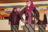 Tenggarong (ANTARA News Kaltim) - Para peserta Fashion Show tak canggung berlenggok mengenakan Miskat di atas panggung saat halal bi halal Dinas Kebudayaan dan Pariwisata Kutai Kartanegara, Kamis (30/8). (Hayru Abdi/ANTARA News Kaltim)