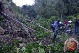 Sejumlah warga mencoba melintas di sebuah titik longsor yang memutus jalan Palu-Kulawi (85 km) akibat gempa tektonik 6,2 SR yang mengguncang sebagian daerah Sulawesi Tengah, Sabtu (18/8) pukul 17.42 WITA. Data sementara Pemkab Sigi mencatat empat orang tewas, satu luka berat dan 11 lu41 luka berat, 197 luka ringanka ringan serta 138 bangunan rusak berat dan ringan akibat gempa itu. FOTO ANTARA/ROLEX MALAHA/hm/12