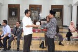 Tenggarong (ANTARA News Kaltim) - Komisi IV DPRD Kaltim dipimpin Ketuanya, H Ahmad Abdullah, ketika melakukan kunjungan lapangan ke Museum Mulawarman Tenggarong, Kutai Kartanegara. Dewan mendukung pengembangan obyek wisata sejarah dan budaya tersebut. (FOTO: DPRD Kaltim/Akbar Pamungkas) 
