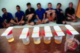 Beberapa narapidana menunggu giliran pemeriksaan urine di Lembaga Permasyarakatan (Lapas) Kelas II A Pontianak, di Kabupaten Kubu Raya, Kalbar, Selasa (14/8). Dalam pemeriksaan urine yang digelar oleh Badan Narkotika Nasional Provinsi (BNNP) Kalbar terhadap narapidana kasus narkoba di Blok B Lapas Kelas II A Pontianak tersebut, ditemukan lima orang napi yang terbukti positif menggunakan narkoba. FOTO ANTARA/Jessica Helena Wuysang/Koz/pd/12.