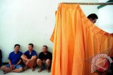 Beberapa narapidana menunggu giliran pemeriksaan urine di Lembaga Permasyarakatan (Lapas) Kelas II A Pontianak, di Kabupaten Kubu Raya, Kalbar, Selasa (14/8). Dalam pemeriksaan urine yang digelar oleh Badan Narkotika Nasional Provinsi (BNNP) Kalbar terhadap narapidana kasus narkoba di Blok B Lapas Kelas II A Pontianak tersebut, ditemukan lima orang napi yang terbukti positif menggunakan narkoba. FOTO ANTARA/Jessica Helena Wuysang/Koz/pd/12.