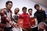 Kelompok musik, Noah yang sebelumnya bernama Peterpan terdiri dari (kiri-kanan) David, Reza, Ariel, Uki, Lukman hadir pada syukuran pergantian nama baru Peterpan di Musica Studio, Jakarta, Kamis, (2/8). Nama Noah (Nuh) mengambil nama dari nabi yang terdapat dalam kitab suci, akan mengeluarkan single terbaru Noah yang berjudul "Separuh Aku" ciptaan David yang akan diputar di 200 radio seluruh Indonesia serentak pada pukul 03.08. FOTO ANTARA/Agus Apriyanto