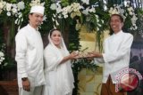 Artis dan komedian, Nunung bersama suaminya, Iyan, menerima kado dari Walikota Solo, Jokowi, seusai melangsungkan Akad Nikah di Sumber, Solo, Jateng, Kamis (30/8). Jokowi yang diundang khusus oleh pasangan Nunung dan Iyan tersebut memberikan selamat serta mendoakan agar pernikahan mereka langgeng selamanya. FOTO ANTARA/Akbar Nugroho Gumay/ss/mes/12