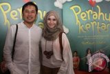 Sutradara film Perahu Kertas, Hanung Bramantyo (kanan) beserta istri Zaskia Meca (kanan) menghadiri penayangan perdana film tersebut di Epicentrum Kuningan, Jakarta, Rabu, (8/8). FOTO ANTARA/Agus Apriyanto/ss/12