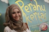 Istri Hanung Bramantyo, Zaskia Meca menghadiri penayangan perdana film "Perahu Kertas" di Epicentrum Kuningan, Jakarta, Rabu, (8/8). FOTO ANTARA/Agus Apriyanto/ss/Spt/12