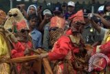 Penari dari Sanggar Seni Setiwang menampilkan tarian sekura betik (baik) karya koreografer Nyoman Mulyawan, di Liwa, Lampung Barat, Lampung, Minggu (26/8). Pesta budaya sekura ialah ungkapan rasa syukur, sukacita, renungan terhadap sikap dan tingkah laku yang dilakukan massal oleh masyarakat setempat dalam merayakan Idul Fitri. FOTO ANTARA/Gatot Arifianto/pd/12. 