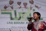 Kelompok musik Wali saat tampil dalam acara "Roadshow Wali, Cari Berkah Ayo Sedekah" di Masjid Raya Pondok Indah, Jakarta, Rabu, (1/8). FOTO ANTARA/Agus Apriyanto/ss/pd/12