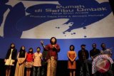 Menteri Pariwisata Dan Ekonomi Kreatif Mari Elka Pangestu (tengah) memberikan kata sambutan saat menghadiri penayangan perdana film Rumah Di Seribu Ombak di XXI Epicentrum Jakarta Selatan, Senin, (27/8). FOTO ANTARA/ Teresia May/ss/mes/12