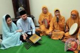 Penyanyi, Astrid (kiri) didampingi suaminya, Arlan Jumarwan Djoewarsa (dua kiri) ketika menggelar ritual tingkeban (empat bulan kehamilan) dirumahnya kawasan Wonorejo, Surabaya, Jatim, Rabu (1/8). FOTO ANTARA/M Risyal Hidayat/ss/pd/12