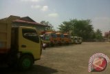 Puluhan sopir truk Pontianak melakukan demo di Kantor Pertamina Wilayah Kalbar, terkait sulitnya mendapatkan BBM jenis solar di stasiun pengisian bahan bakar umum (SPBU) di Kota Pontianak dan sekitarnya. Mereka beramai-ramai memarkirkan truk di halaman Asrama Haji Jalan Sutoyo Pontianak dan bertemu dengan pejabat Pertamina setempat, John Haidir dan Kadishubkominfo Pontianak Puji Hartadi, Rabu. (FOTO ANTARA Kalbar/Andilala)