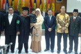 Anggota DPRD Kutai Kartanegara Saiful Aduar (mengenakan toga), berfoto bersama istri dan putranya, serta Wakil Bupati Kukar HM Ghufron Yusuf (paling kiri), Wakil Ketua DPRD Kaltim H Hadi Mulyadi (keempat dari kanan), Ketua Komisi IV DPRD Kaltim Ahmad Abdullah (kedua dari kanan), usai meraih gelar Doktor Manajemen Pendidikan dari Universitas Negeri Jakarta. (Dokumentasi Pribadi)