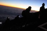 Jawa Timur (Antara Bali) - Sejumlah pendaki melakukan pendakian untuk mencapai puncak Gunung Semeru yang dimulai dari pos Cemara Tunggal, Ranu Pani, Malang, Jawa Timur, Jumat (7/9). Gunung Semeru atau Mahameru merupakan gunung berapi tertinggi di Pulau Jawa dengan tinggi 3.676 mdpl dan menjadi tujuan wisata favorit bagi pendaki lokal maupun wisatawan asing untuk melihat keindahan gunung yang memiliki sebutan tempat bersemanyam para Dewa. FOTO ANTARA/Teresia May/ADT/2012