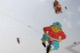 Karanganyar (Antara Bali) - Sejumlah layang-layang kreasi di terbangkan dalam Festival Layang-layang di Karanganyar, Jateng, Minggu (9/9). Festival Layang-layang Nasional tersebut dikuti oleh 30 klub dari 14 daerah se-Indonesia. FOTO ANTARA/Akbar Nugroho Gumay/ADT/2012.