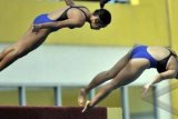 Pekanbaru (Antara Bali) - Atlet loncat indah Sumsel Dwi Lidya Sari dan Mariyani melakukan lompatan pada final nomor synchro menara putri PON XVIII di stadion Aquatik, Komplek Olahraga Rumbai, Riau, Senin (10/9). DKI Jakarta berhasil meraih emas, Jatim Perak dan Sumsel perunggu. FOTO ANTARA/Nyoman Budhiana/ADT/2012.