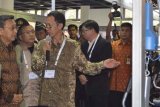 Wakil Presiden Boediono meninjau stan pameran pada Pertemuan Forum Elpiji Dunia ke-25 di Nusa Dua, Badung, Rabu (12/9). Forum ini dibuka secara resmi oleh Wapres Boediono dan berlangsung 11-13 September 2012. FOTO ANTARA/Ni Luh Rhismawati/ADT/2012