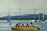 Morotai (Antara Bali) - Sejumlah kapal layar dari berbagai negara usai melakukan parade pada puncak acara Sail Morotai, berlabuh di Pelabuhan Haji Imam Lastori Daruba , Maluku Utara, Sabtu (15/9). Sail Morotai yang berlangsung pada 11-15 September 2012 itu bertujuan memicu pertumbuhan ekonomi di kawasan timur Indonesia. FOTO ANTARA/Rosa Panggabean/ADT/12.