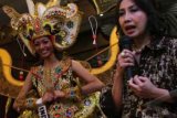 Jakarta (Antara Bali) - Ketua Dewan Pembina Yayasan Puteri Indonesia Putri Kuswinurwardani (kanan) memberikan keterangan perihal keberangkatan Puteri Indonesia Lingkungan 2011 Liza Elly untuk mengikuti kontes Miss International 2012, di Jakarta, Rabu (19/9). Puteri Indonesia Lingkungan 2011 Liza Elly yang memperagakan baju tradisional (National Costume) dengan tema Kuda Lumping karya Solo Batik Carnival akan mewakili Indonesia dalam ajang Miss International yang merupakan ajang kontes kecantikan yang diselenggarakan oleh International Cultural Association (ICA) pada 21 Oktober 2012 di Okinawa, Jepang. FOTO ANTARA/Teresia May/ADT/2012