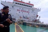 Karimun (Antara Bali) - Seorang petugas Bea Cukai berjaga-jaga di atas super tanker MT Martha Global yang lego jangkar di perairan Tanjung Balai Karimun, Kabupaten Karimun, Provinsi Kepulauan Riau, Kamis (27/9). Kapal tanker itu ditangkap oleh kapal patroli Kanwil Khusus Ditjen Bea Cukai Kepulauan Riau di perairan Tanjung Berakit karena hendak menyelundupkan sekitar 31.928,90 kiloliter minyak mentah senilai Rp216 miliar asal Jemuju tujuan Malaysia. FOTO ANTARA/Rusdianto/nym/2012.