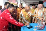 Banjarmasin, 24/9 - UNIT PENGOLAH AIR - Menteri Pekerjaan Umum Djoko Kirmanto memutar alat pengolah air saat meninjau stand laboratorium PDAM Bandarmasih pada peringatan Hari Jadi Kota Banjarmasin ke 486 di Balai Kota Banjarmasin, Senin (24/9). Menteri Pekerjaan Umum Djoko Kirmanto meresmikan pemnafaatan instalasi pengolahan air limbah untuk melindungi masyarkat dan lingkungan dari pencemaran di kawasan Basirih dan Tanjung Pagar Banjarmasin. Foto ANTARA/Herry Murdy Hermawan/B