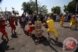 Banjarmasin, 21/9 - PERMAINAN MANUGAL - Dua kelompok memainkan permainan tradisional Manugal asal Loksado Kabupaten Hulu Sungai Selatan di arena Festival Pasar Terapung 2012, Jumat (21/9). Manugal merupakan kegiatan bertanam padi di lahan kering atau pegunungan di beberapa daerah di Kalimantan Selatan. Foto ANTARA/Herry Murdy Hermawan/B