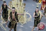 Banjarmasin, 22/9 - TARI BABANGSAI BAKANJAR - Tim kesenian Kabupaten Hulu Sungai Selatan membawakan tari Babangsai Bakanjar saat mengikuti Kirab Budaya Festival Pasar Terapung 2012 di depan kantor Gubernur Kalimantan Selatan Banjarmasin, Sabtu (22/9). Tari Babangsai Bakanjar merupakan tarian tradisional suku dayak yang mengiringi prosesi ritual aruh yang dilaksanakan di balai adat di pegunungan Meratus. Foto ANTARA/Herry Murdy Hermawan/B