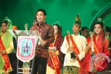 Banjarmasin, 22/9 - Wakil Gubernur memberikan sambutan sekaligus menutup pagelaran Festival Pasar Terapung 2012 setelah memberikan hadiah kepada pemenang Nang dan Galuh Kalimantan Selatan 2012 di panggung utama, Sabtu (22/9). Gelar Nanang Kalsel 2012 diraih Kholis Mabruri dari Kabupaten Banjar dan Galuh diraih Nafisah asal kota Banjarmasin. Foto ANTARA/Herry Murdy Hermawan/B 