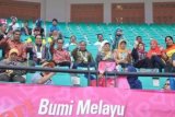 Pekanbaru (ANTARA News Kaltim) - Sejumlah anggota DPRD Kaltim, seperti Ketua Fraksi Golkar, HM Syahrun HS, Sekretaris Fraksi Golkar, H Suwandi, Wakil Ketua Komisi IV, Hj Encik Widyani,  serta anggota Komisi III, Hj Kasriyah, menyaksikan upacara pembukaan PON XVIII-2012 di Stadion Utama Riau, di Pekanbaru. (Foto DPRD Kaltim/M Imron Rosyadi) 

