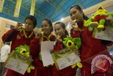 Tim Anggar Putri Kalbar memperlihatkan medali emas yang berhasil mereka peroleh setelah mengalahkan Sumsel dalam final Anggar Floret Beregu Putri PON XVIII Riau di arena Anggar, Rumbai, Pekanbaru, Riau, Sabtu (15/9). Kalbar berhasil merebut emas di nomor Anggar Floret Beregu Putri setelah mengalahkan Sumsel dengan skor 45-40. FOTO ANTARA/Ismar Patrizki/ss/nz/12.