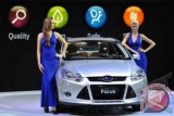 Dua model berpose disamping mobil Ford Focus hari pertama digelar di JIExpo, Kemayoran, Jakarta, Kamis (20/9). All New Focus produk terbaru Ford dengan kisaran harga Rp.325 juta hingga Rp.370 juta OTR Jakarta. FOTO ANTARA/Paramayuda/ed/pd/12