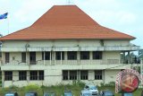 Gedung aset pemerintah kota di biarkan terbengkalai,di kawasan kelurahan Bentiring Bengkulu, Jumat(21/9). Gedung yang telah lama didirikan tetapi belum ditempati sehinggga terlihat beberapa atap dan dinding rusak karena tidak dirawat, dengan begitu pasti memerlukan anggaran lagi untuk merenovasi. (Foto Antarabengkulu.com/Dimas)