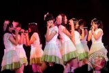 Grup idola asal Indonesia, JKT 48 saat tampil pada pembukaan JKT 48 Theater di FX Plaza, Jakarta, Sabtu, (8//9). Pembetukan Gedung Teater JKT 48 yang merupakan adopsi grup idola girlband Jepang AKB48 ini menggunakan konsep "idola yang dapat di temui setiap hari" yang menjadi konsep dasar dari AKB48 dimana para fans dapat melihat pertunujakan para idolanya dari dekat dan memberi dukungan secara langsung bagi anggota favoritnya. FOTO ANTARA/Teresia May/mes/12
