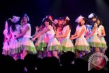 Grup idola asal Indonesia, JKT 48 saat tampil pada pembukaan JKT 48 Theater di FX Plaza, Jakarta, Sabtu, (8//9). Pembetukan Gedung Teater JKT 48 yang merupakan adopsi grup idola girlband Jepang AKB48 ini menggunakan konsep "idola yang dapat di temui setiap hari" yang menjadi konsep dasar dari AKB48 dimana para fans dapat melihat pertunujakan para idolanya dari dekat dan memberi dukungan secara langsung bagi anggota favoritnya. FOTO ANTARA/Teresia May/mes/12