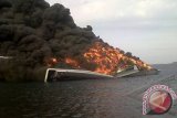 Kapal siluman, KRI Klewang 625 terbakar di dermaga Pangkalan TNI AL Banyuwangi, Jawa Timur, Jumat (28/9). Kebakaran KRI Klewang masih diselidiki penyebabnya. FOTO ANTARA/HO/Seno S./ed/mes/12.