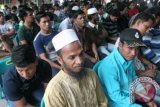 Puluhan pengungsi muslim Rohingya berada di tempat penampungan, di Medan, Sumut, Jumat (14/9). Para pengungsi etnis muslim Rohingya meminta kepada Pemerintah RI agar memberikan suaka poltik kepada mereka dan berharap aksi kekerasan yang dialami etnis muslim Rohingya di Myanmar segera dihentikan. FOTO ANTARA/Irsan Mulyadi/Koz/mes/12.