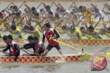 Tim dayung perahu naga Kalbar (bawah), adu cepat dengan tim dayung Kaltim (dua bawah), tim dayung Kalsel (dua atas), dan tim dayung Kepri (atas), pada pertandingan penyisihan nomor 500 meter 22 pedayung putra, Perahu Naga PON XVIII, di Danau Kebon Nopi, Kuantan Singingi, Riau, Senin (17/9) pagi. FOTO ANTARA/Iggoy el Fitra/nz/12