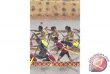 Tim dayung perahu naga Kalbar (bawah), adu cepat dengan tim dayung Kaltim (dua bawah), tim dayung Kalsel (dua atas), dan tim dayung Kepri (atas), pada pertandingan penyisihan nomor 500 meter 22 pedayung putra, Perahu Naga PON XVIII, di Danau Kebon Nopi, Kuantan Singingi, Riau, Senin (17/9) pagi. FOTO ANTARA/Iggoy el Fitra/nz/12