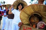 Sejumlah pengunjukrasa dari Front Pembela Rakyat Kalbar (FPRK) menggelar aksi damai dalam rangka Hari Tani Nasional, di Bundaran Digulis, Pontianak, Kalbar, Kamis (27/9). Dalam unjukrasa tersebut, mereka menuntut pemerintah daerah untuk segera menghentikan ekspansi atau perluasan perkebunan kelapa sawit di wilayah Kalbar, karena telah banyak melakukan perampasan lahan pertanian milik masyarakat adat setempat. FOTO ANTARA/Jessica Helena Wuysang/ss/nz/12