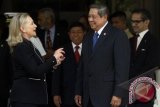 Presiden Susilo Bambang Yudhoyono (kedua kanan) didampingi Menlu Marty Natalegawa (kanan) berbincang dengan Menteri Luar Negeri Amerika Serikat Hillary Clinton (kiri) seusai melakukan pertemuan di Kantor Kepresidenan, Jakarta, Selasa (4/9). FOTO ANTARA/Widodo S. Jusuf/Koz/pd/12. 