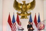 Menteri Luar Negeri Indonesia Marty Natalegawa (kanan) dan Menteri Luar Negeri AS Hillary Clinton (kiri) saat memberi keterangan pers usai pertemuan bilateral di Kemenlu, Jakarta, Senin (3/9). FOTO ANTARA/Rosa Panggabean/nz/12. 