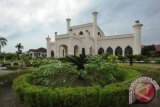 Istana Asherayah Al-Hasyimiyah (Istana Siak Sri Indrapura) Kesultanan Siak Sri Inderapura, Siak, Riau, beberapa waktu lalu. Istana bergaya arsitektur perpaduan Eropa dan Timur Tengah ini dibangun pada 1890 oleh Sultan Syarif Hasyim Abdul Jalil Syaifuddin. Istana ini menjadi salah satu objek tujuan wisata sejarah andalan Riau, khususnya wilayah Siak. FOTO ANTARA/Ismar Patrizki