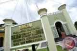 Seorang pria melintas di depan Komplek Makam Sultan Syarif Qasim II dan keluarga di kawasan Siak Sri Inderapura, Siak, Riau, beberapa waktu lalu. Sultan Syarif Qasim II merupakan raja terakhir Kesultanan Melayu Riau yang wafat pada 23 April 1968 dan diberi gelar pahlawan nasional karena jasa-jasanya terhadap Republik Indonesia. FOTO ANTARA/Ismar Patrizki