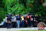 Sejumlah mahasiswa Fakultas Hukum bersiaga dengan membawa kayu di depan kampus, pasca terjadinya tawuran mahasiswa di Universitas Tanjungpura (Untan), Pontianak, Kalbar, Jumat (21/9). Tawuran antara mahasiswa Fakultas Hukum dengan Fakultas Teknik Untan, berakhir dengan perusakan sejumlah ruangan di Fakultas Hukum. Dalam kejadian itu, tidak terdapat korban jiwa. FOTO ANTARA/Jessica Helena Wuysang/ed/mes/12