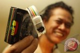 Penyanyi reggae Tony Q menunjukkan album barunya yang dikemas dalam bentuk flash disk di kawasan Pejaten, Jakarta, Sabtu, (8/9). Album baru Tony Q ini merupakan album ke sembilan ini yang berjudul "Membentang Sayap" dengan sembilan lagu diantaranya, "Haleluya, Alhamdulillah" dan "Membentang Sayap". FOTO ANTARA/Agus Apriyanto/ed/ama/12